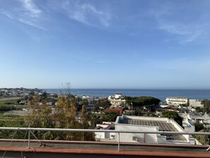 Un paisaje urbano costero con edificios y una vista despejada del mar.
