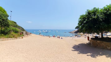 Una spiaggia nelle vicinanze