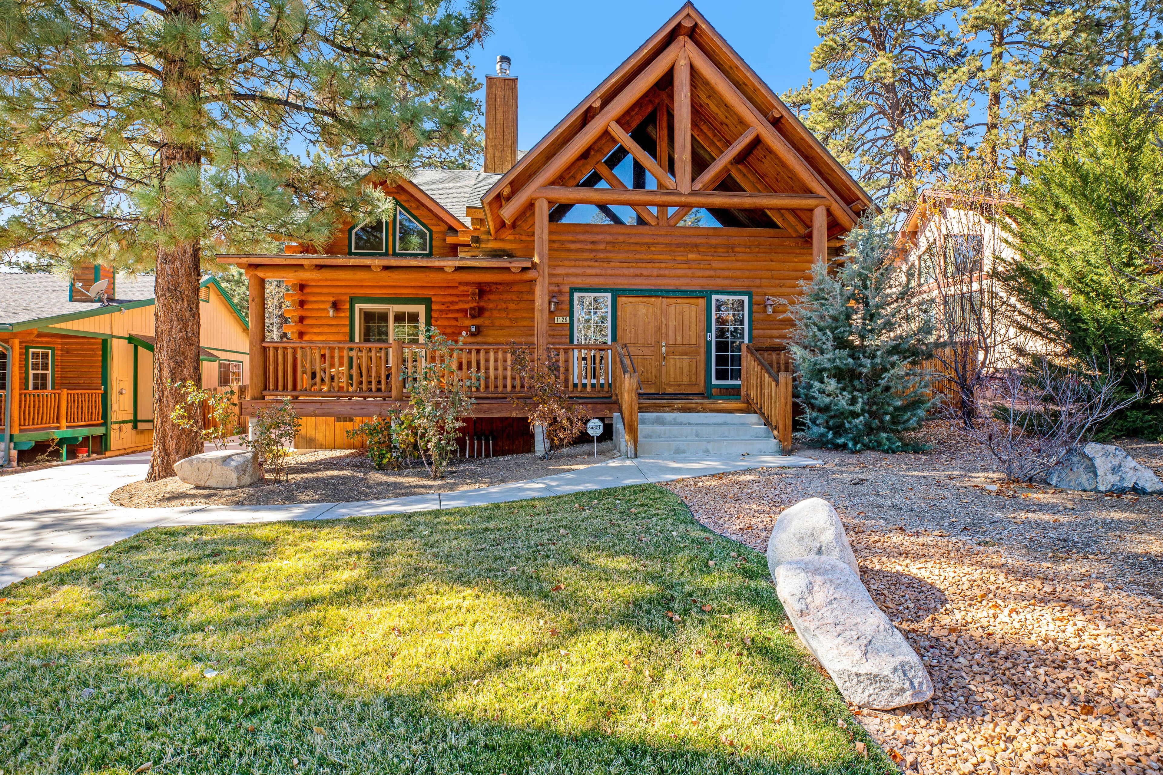Luxe Lodge - Family-Friendly with Free WiFi, Fireplace, 2 Living Areas & Firepit