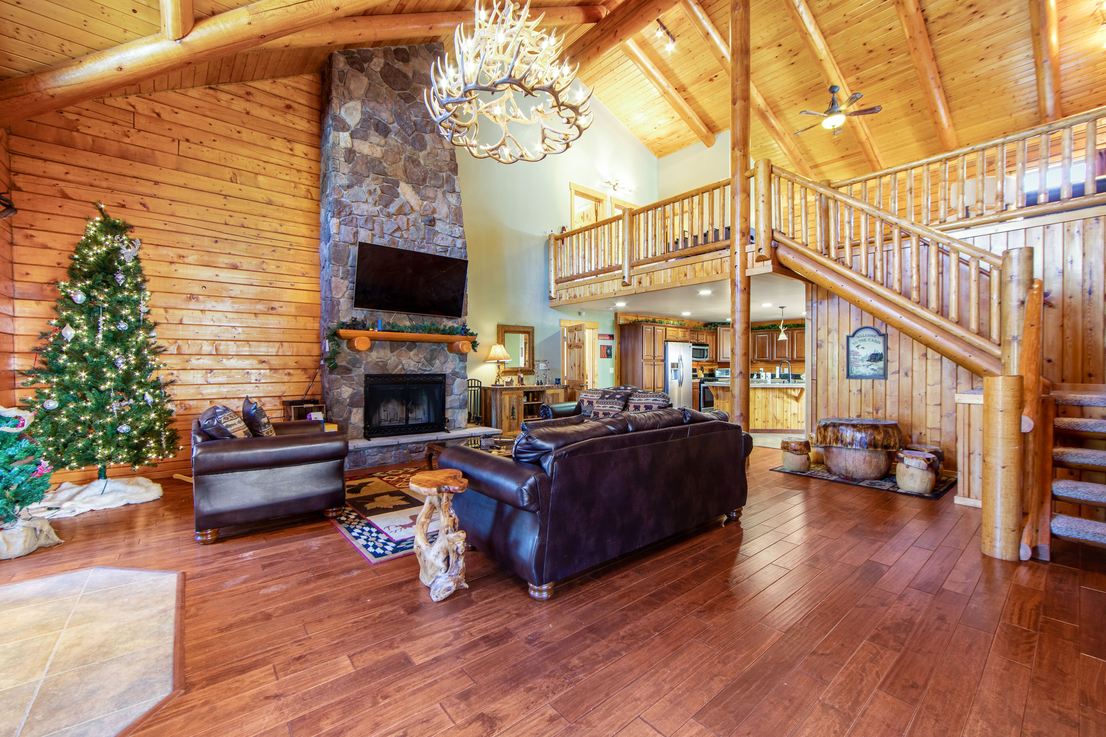 Luxe Lodge - Family-Friendly with Free WiFi, Fireplace, 2 Living Areas & Firepit