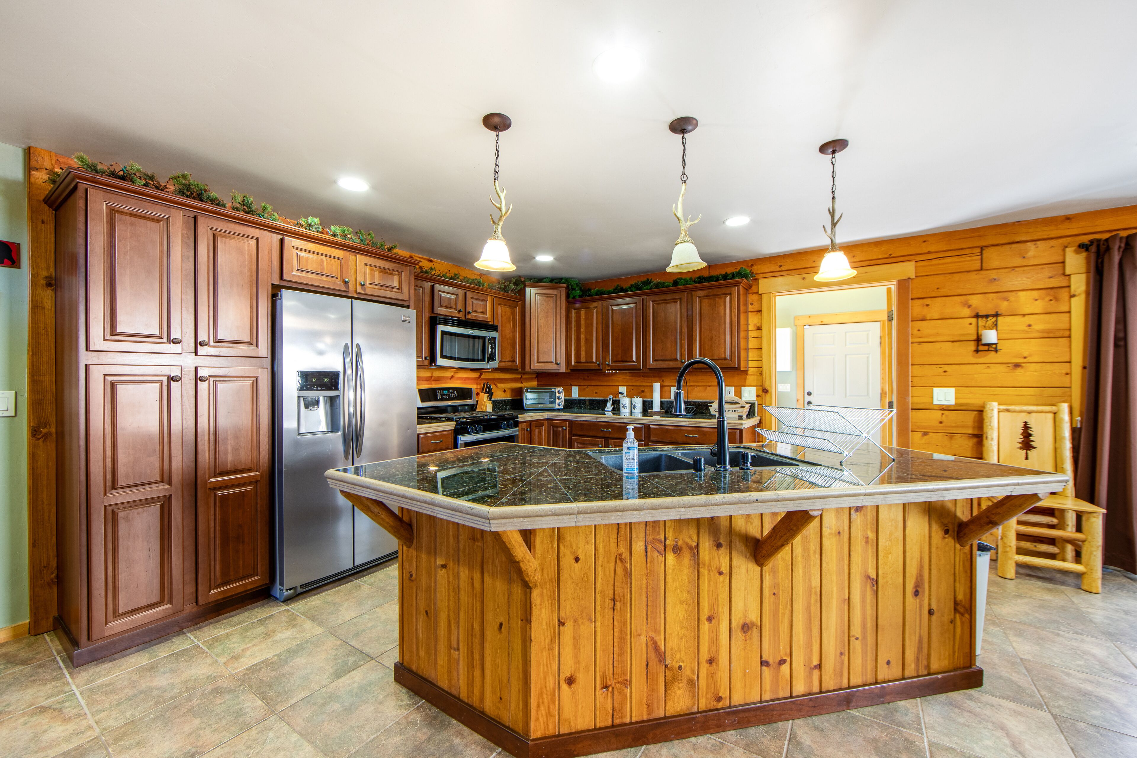 Luxe Lodge - Family-Friendly with Free WiFi, Fireplace, 2 Living Areas & Firepit