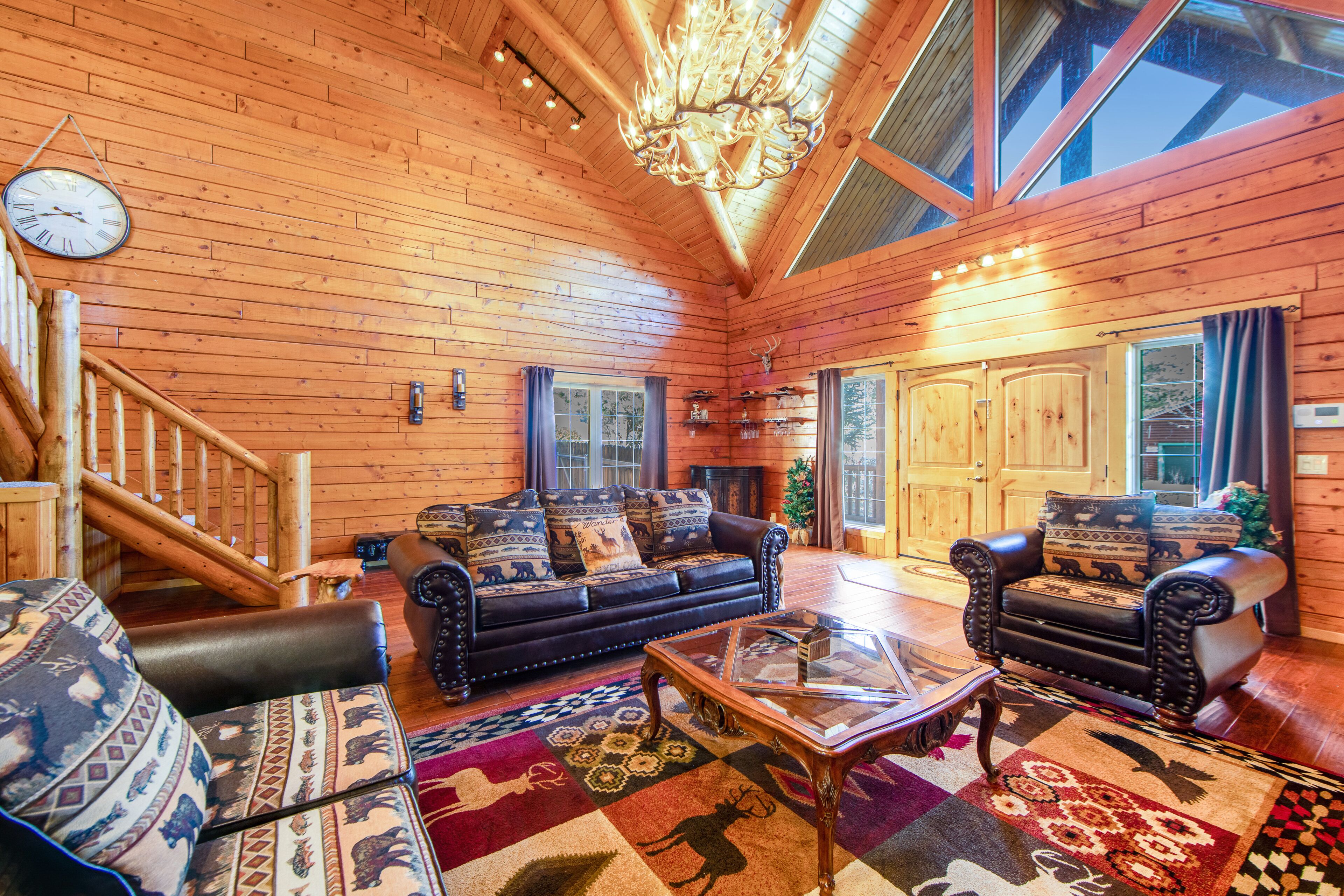 Luxe Lodge - Family-Friendly with Free WiFi, Fireplace, 2 Living Areas & Firepit