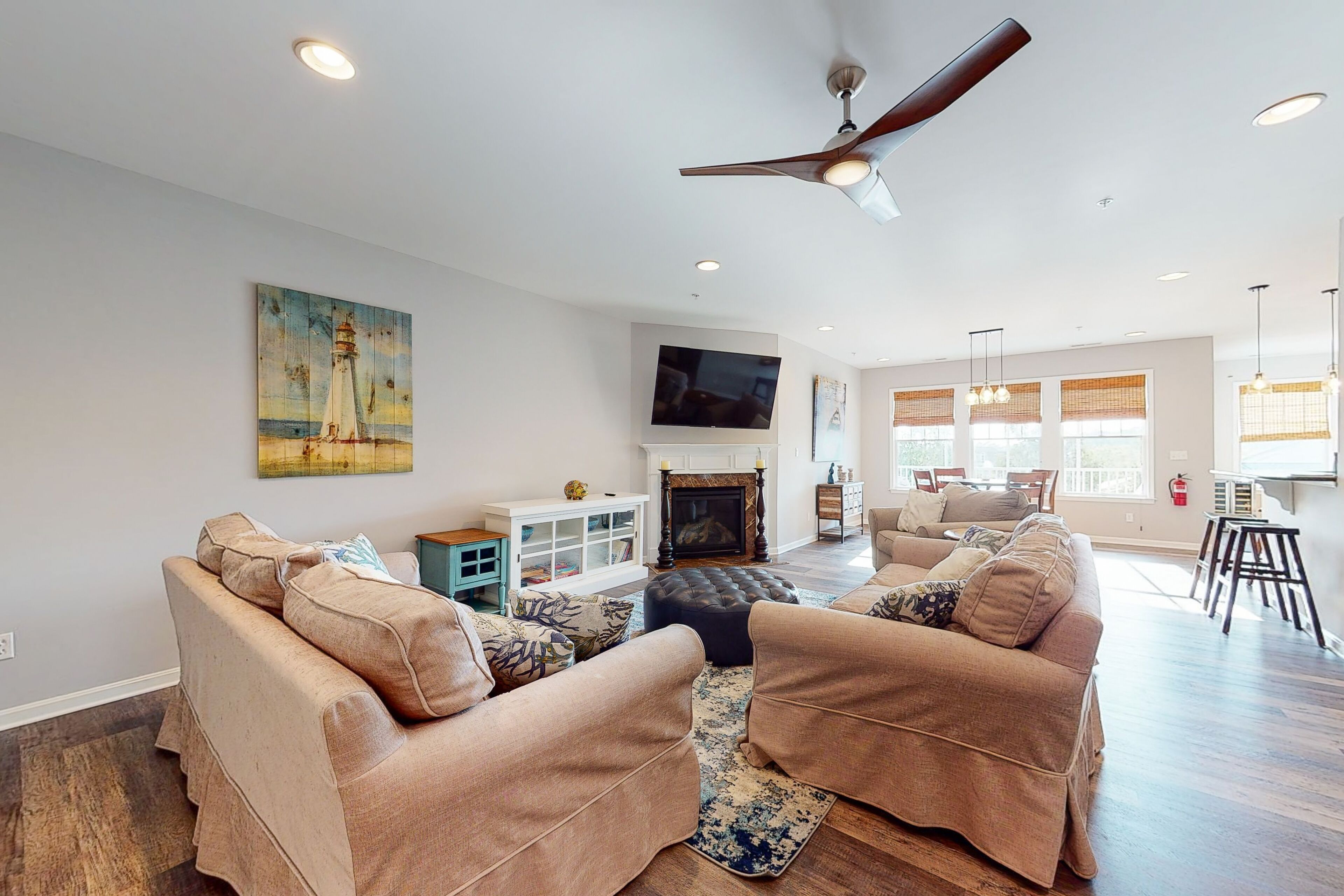 TV, peis, bøker og kontorer