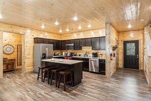 Refrigerador con congelador, microondas, horno y lavavajillas