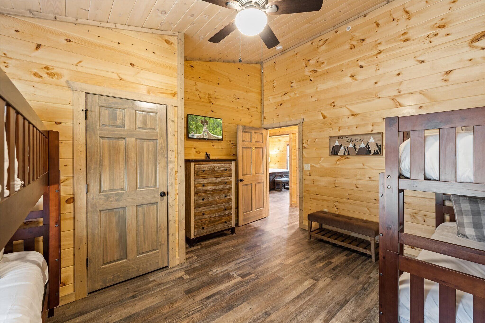 8 多间卧室、羽绒被、笔记本电脑工作区、熨斗/熨衣板