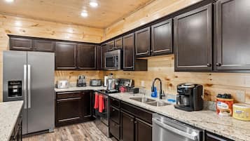 Xalet (Multiple Bedrooms) | Cuina privada | Frigorífic gran, microones, forn i rentaplats