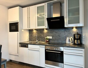 Refrigerador, microondas, horno y lavavajillas 