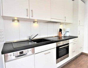 Kühlschrank, Mikrowelle, Ofen, Geschirrspüler