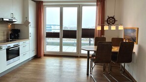 Una cocina moderna con comedor, ventanas amplias y vistas a la ciudad.