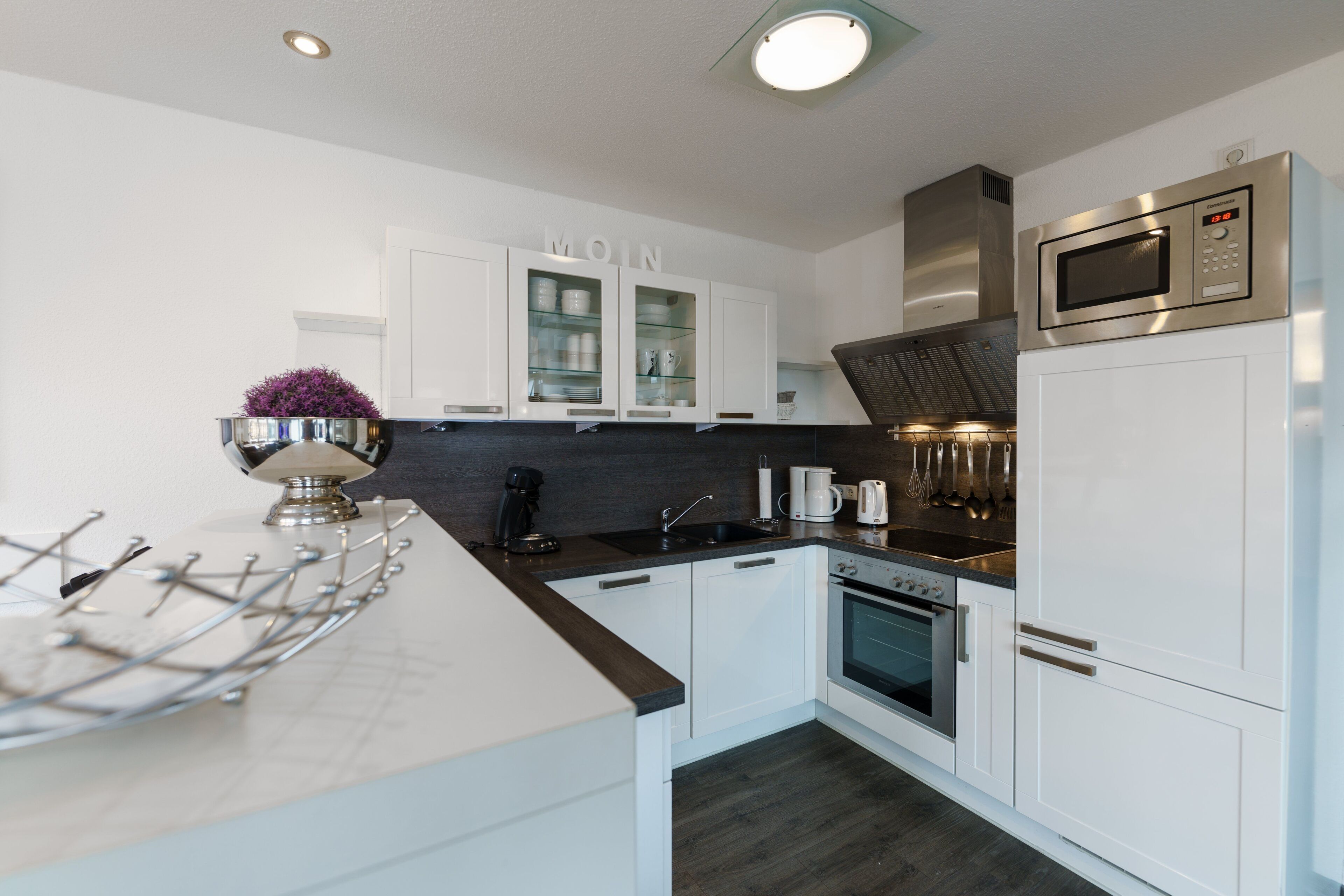 雪櫃、微波爐、焗爐、洗碗機