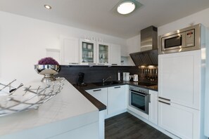 Kühlschrank, Mikrowelle, Ofen, Geschirrspüler