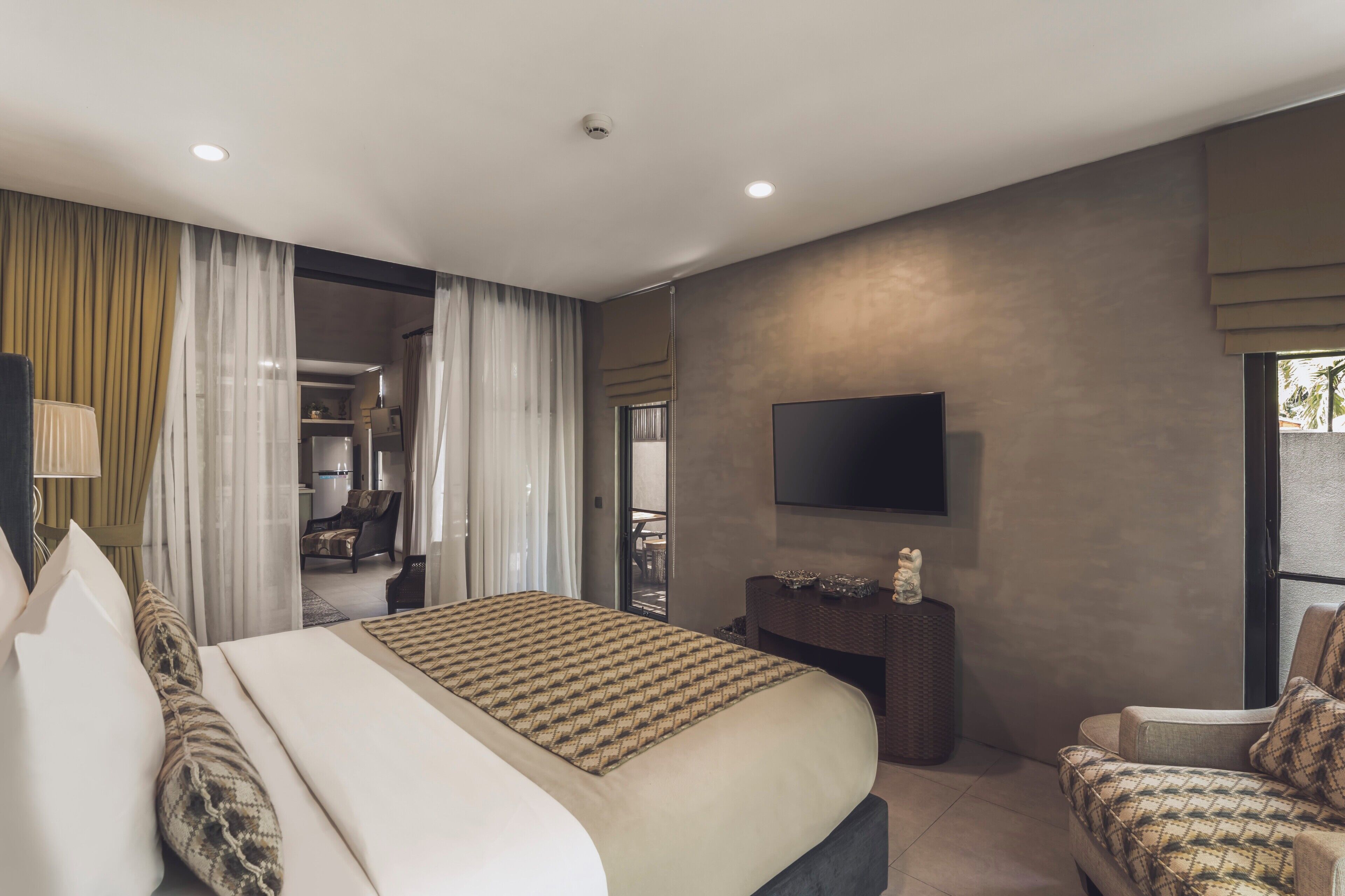 Minibar, caja de seguridad en la habitación y cortinas blackout 