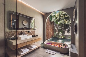 Villa estándar, 1 habitación, piscina privada | Baño | Secador de pelo, albornoces, zapatillas y bidé