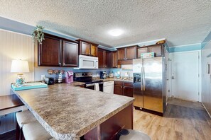 Frigorifero, microonde, forno, piano cottura