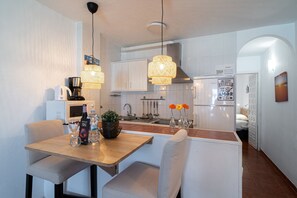 Kühlschrank, Mikrowelle, Wasserkocher mit Kaffee-/Teezubehör