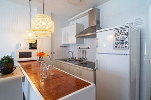 Kühlschrank, Mikrowelle, Wasserkocher mit Kaffee-/Teezubehör