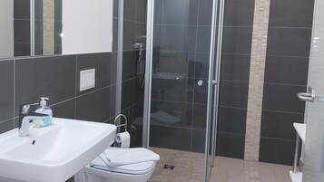 Dusche, Haartrockner, Handtücher, Seife