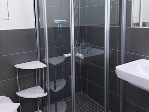 Douche, sèche-cheveux, serviettes fournies, savon