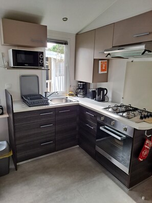 Een koelkast, een microgolfoven, een oven, een kookplaat