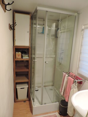 Dusj, hårføner og toalettpapir