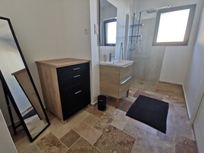 Shower, eco-friendly toiletries, hair dryer, towels