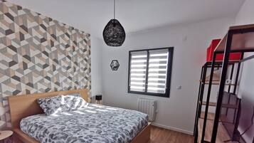 3 chambres, bureau, fer et planche Ă repasser, lit parapluie