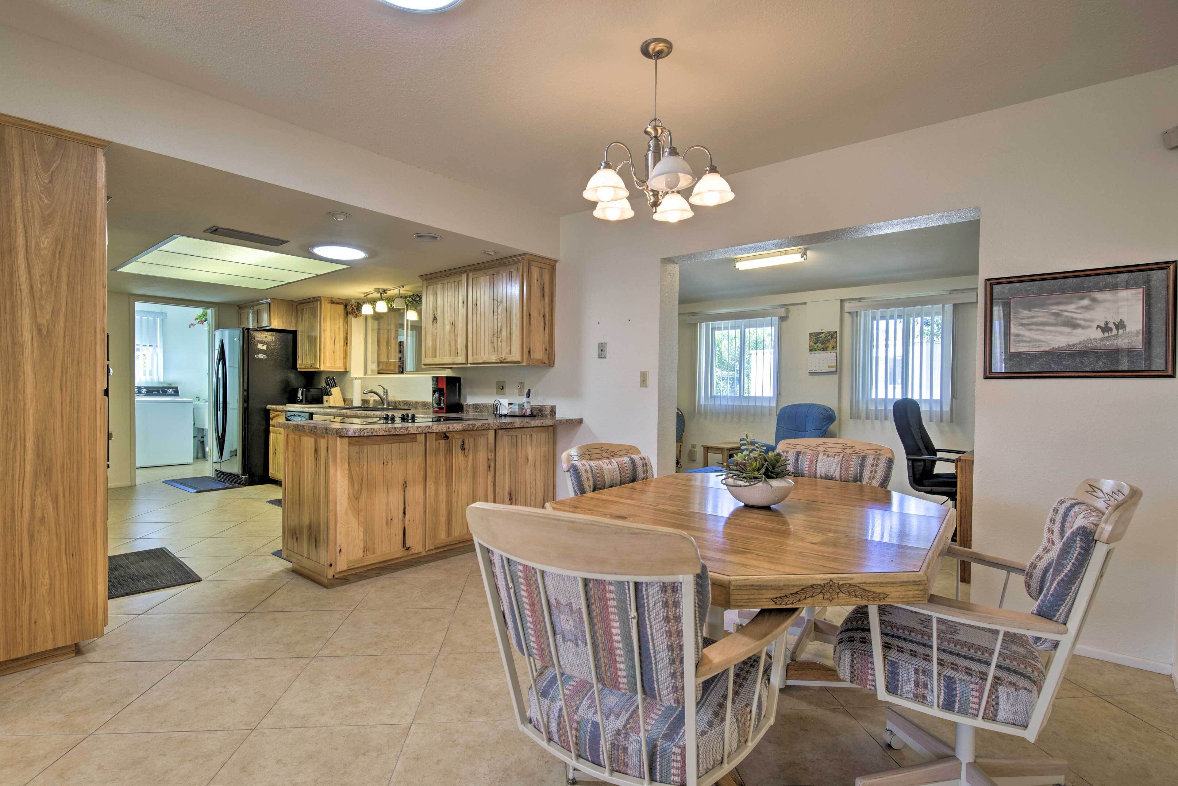 55 + Apache Junction Home: Patio & Mountain Views