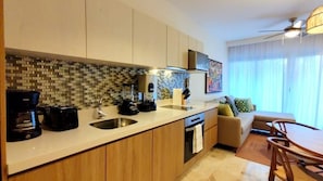 Cafeteira/chaleira, micro-ondas, fogão, cooktop