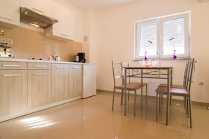 Fridge, microwave, stovetop, coffee/tea maker - Apartment 2124/39599 (Istria - Valbandon), 800m from the beach (Valbandon)
