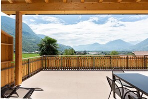 Terrace/patio - Apartment 'Torgglbauer 1' with Mountain View, Pool, Terrace & Wi-Fi (Meran)