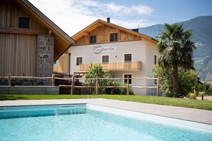 A heated pool - Holiday Apartment "Torgglbauer 2" with Mountain View, Pool, Terrace & Wi-Fi (Merano)