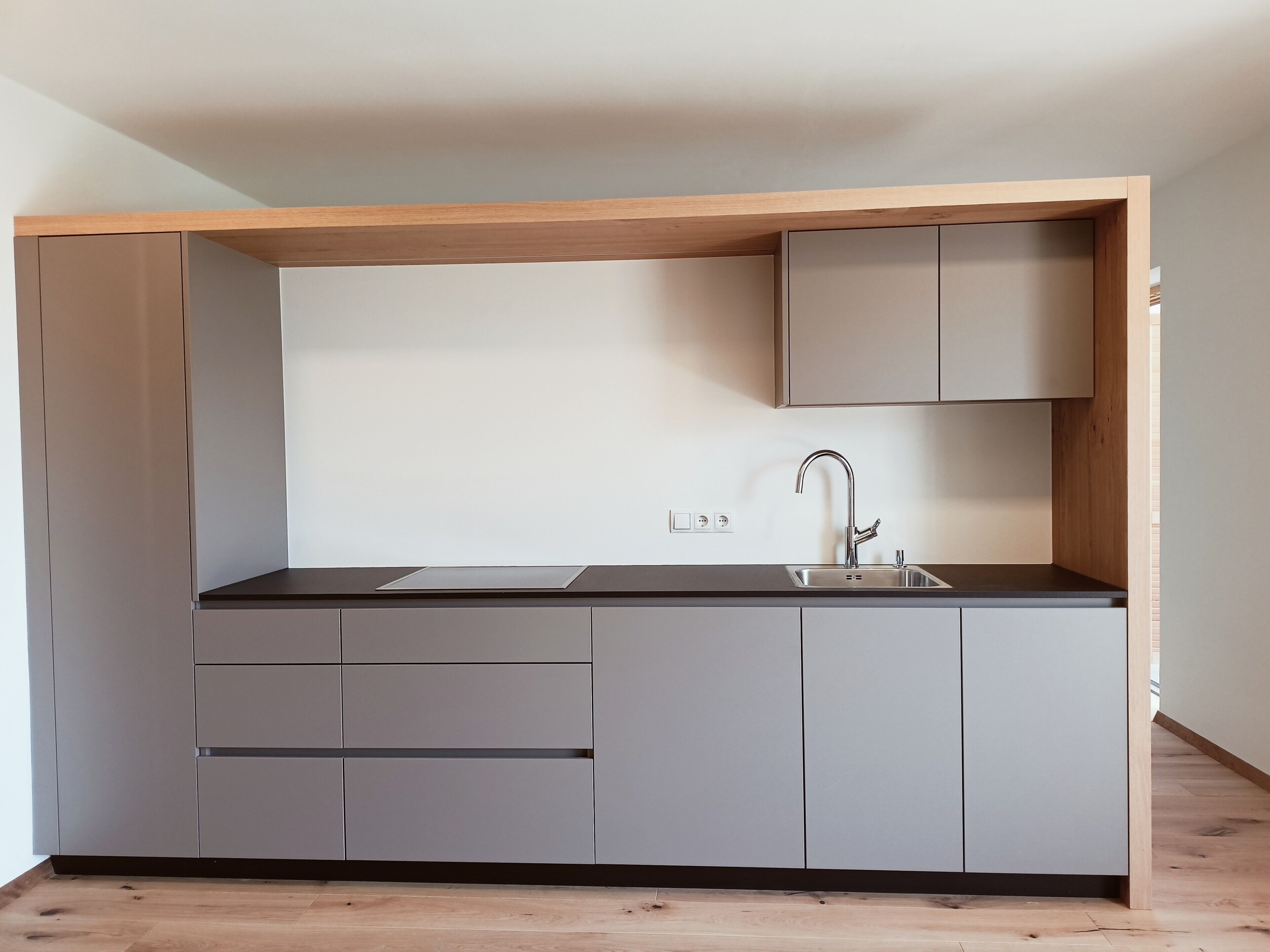 Een koelkast, een kookplaat, een vaatwasser