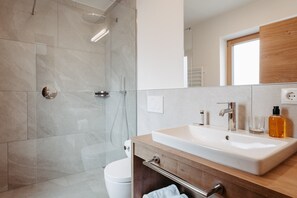 Shower, hair dryer, towels - Holiday Apartment "Torgglbauer 2" with Mountain View, Pool, Terrace & Wi-Fi (Merano)