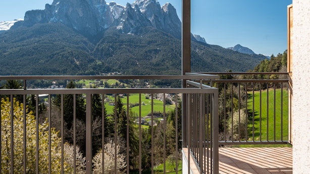 A balcony with a mountain view, a wooden deck, and a railing. - Holiday Apartment 'Thusnelda C' with Mountain View, Balconies & Wi-Fi (Seis am Schlern)