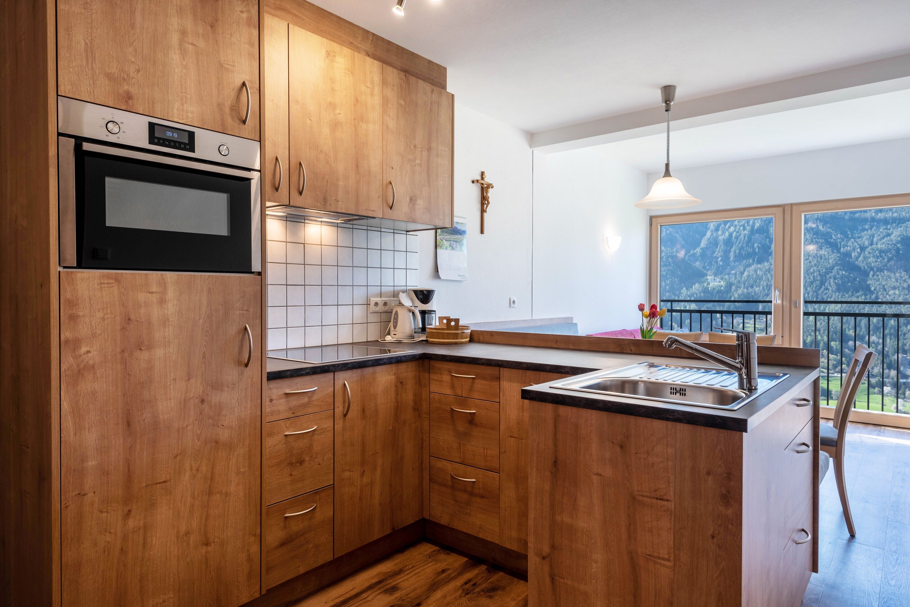 Coffee/tea maker, fridge, microwave, oven