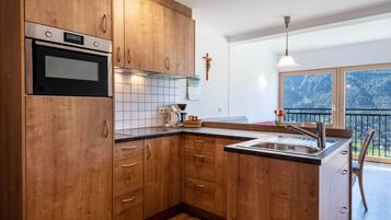 Coffee/tea maker, fridge, microwave, oven
