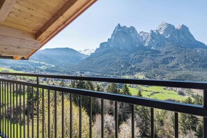 Property grounds - Apartment 'Thusnelda B' with Mountain View, Balcony & Wi-Fi (Seis am Schlern)
