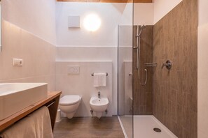 Douche, sèche-cheveux, serviettes fournies