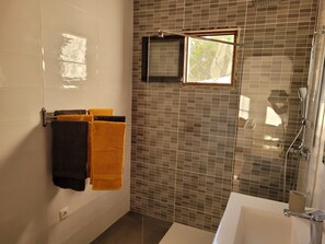 Dusche, Haartrockner, Handtücher