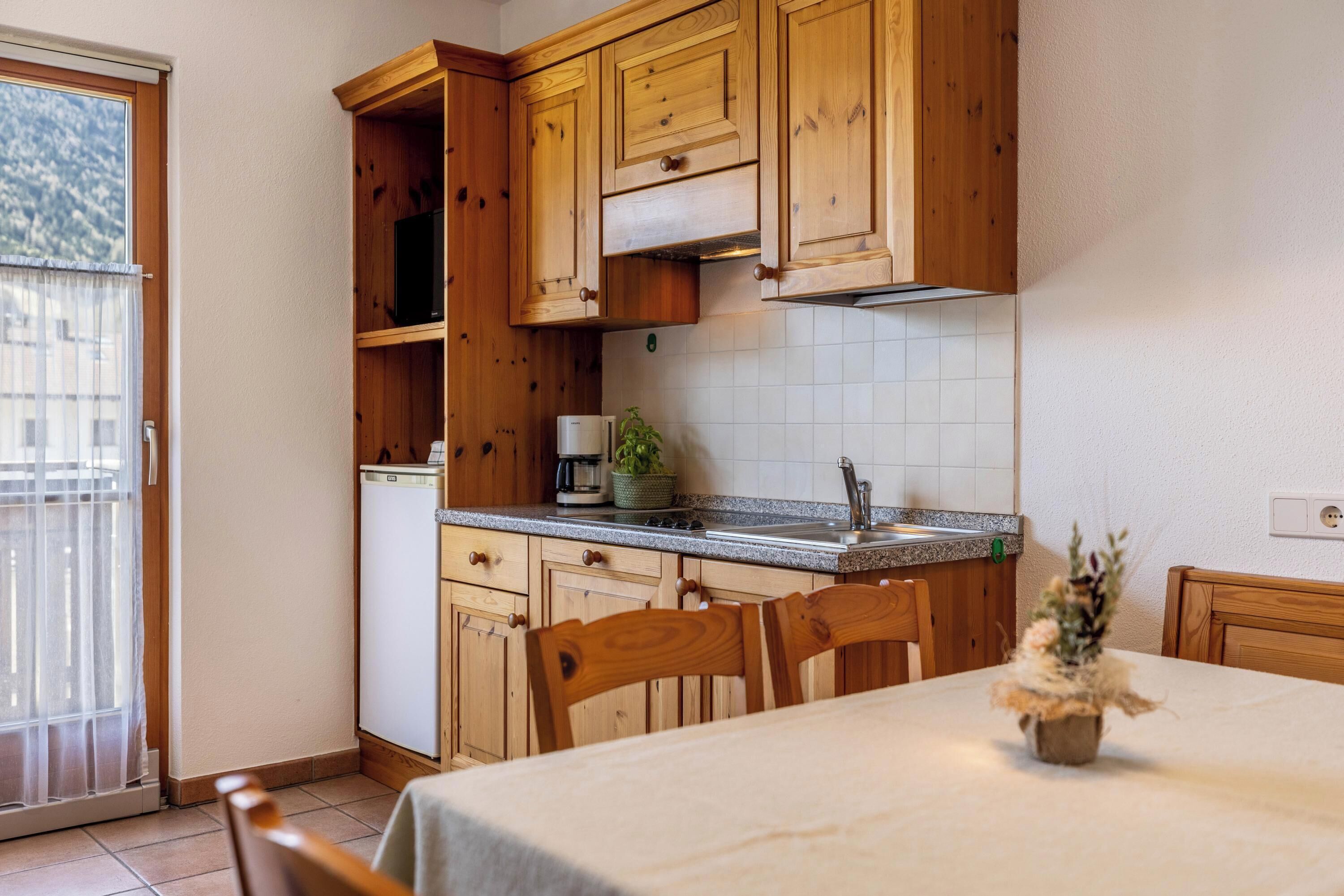 Kühlschrank, Herdplatte, Geschirrspüler, Wasserkocher