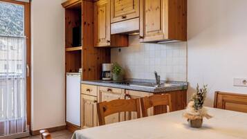 Frigorífico, placa de cocina, lavavajillas y hervidor eléctrico