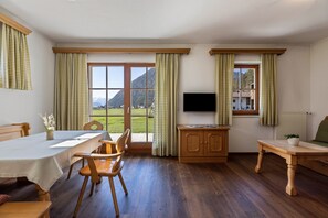 Living area - Apartment 'Peintenhof Typ A' with Mountain View, Terrace & Wi-Fi (Sand in Taufers)