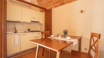 Geladeira, micro-ondas, cooktop, cafeteira/chaleira