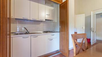 Geladeira, micro-ondas, cooktop, cafeteira/chaleira