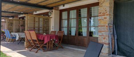 تناول الطعام بالخارج