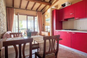 Frigorifero, forno, piano cottura, macchina per tè/caffè