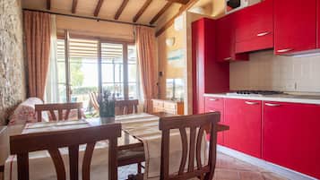 Frigorifero, forno, piano cottura, macchina per tè/caffè