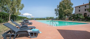 Apartment Giglio with Sea View, Pool, Wi-Fi, A/C & Garden
