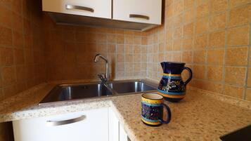 Frigorifero, microonde, forno, piano cottura