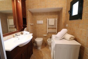 Dusche, kostenlose Toilettenartikel, Haartrockner, Handtücher